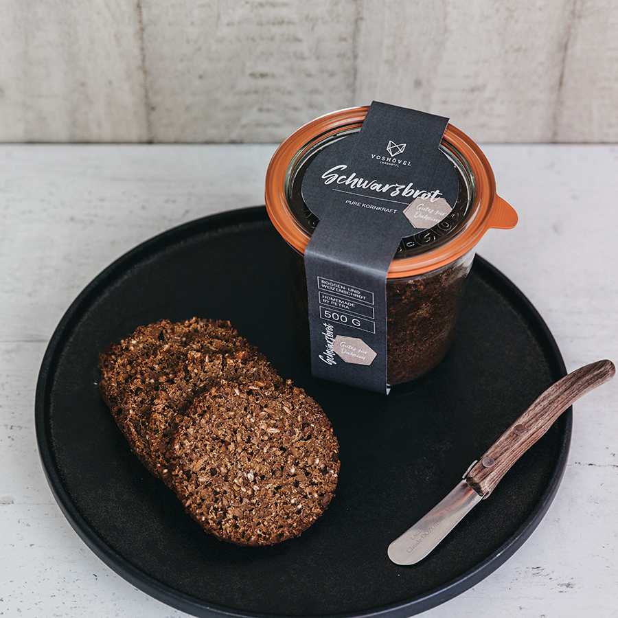 Schwarzbrot im Glas von oben