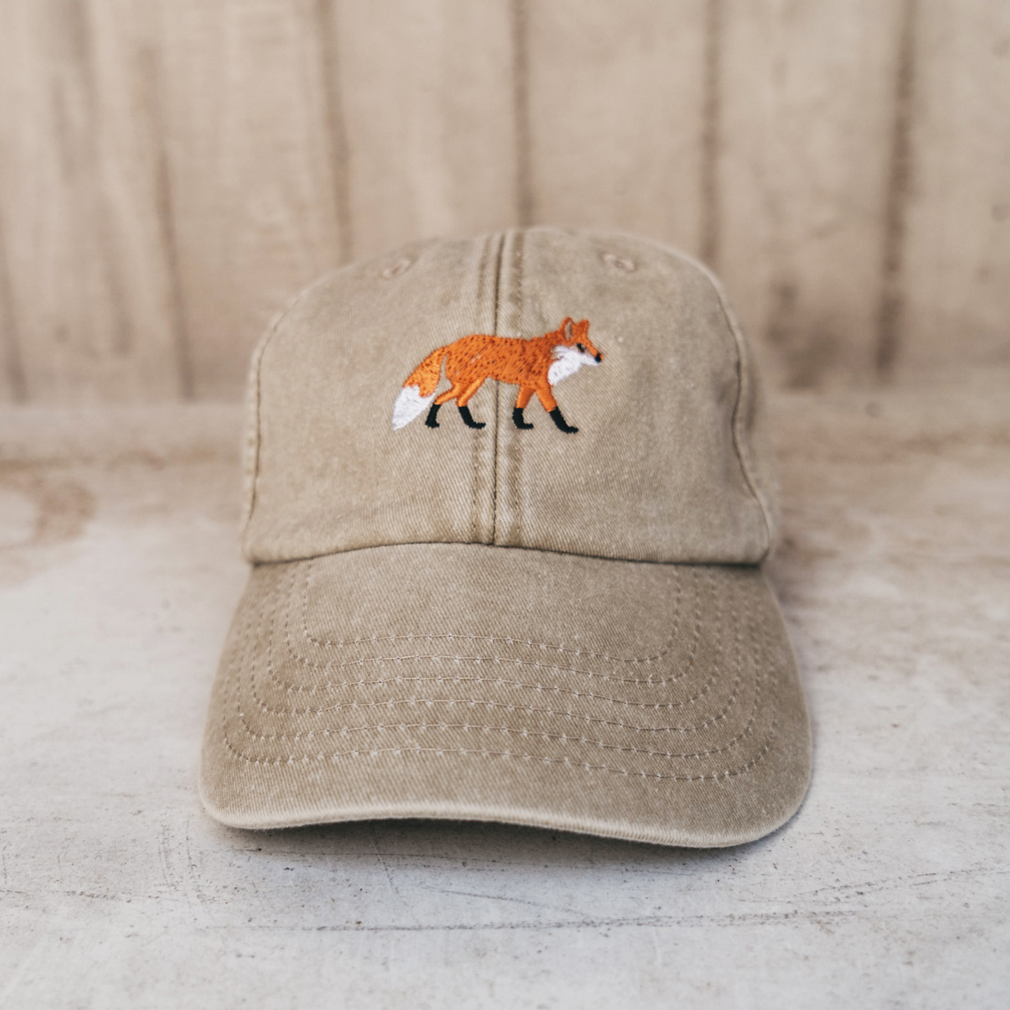 Beige Cappy mit gesticktem Fuchs