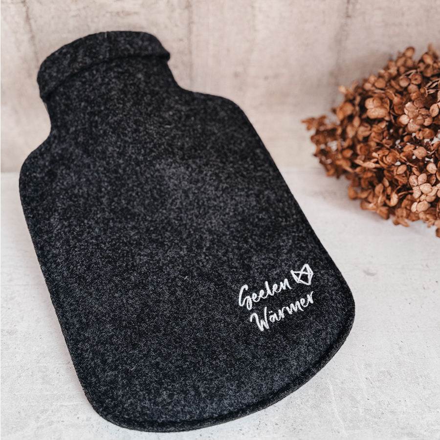 Dunkelgraue Wärmflasche mit dem Aufdruck "Seelen Wärmer" und dem Fuchskopf