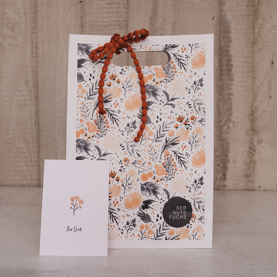 Geschenktüte mit Postkarte