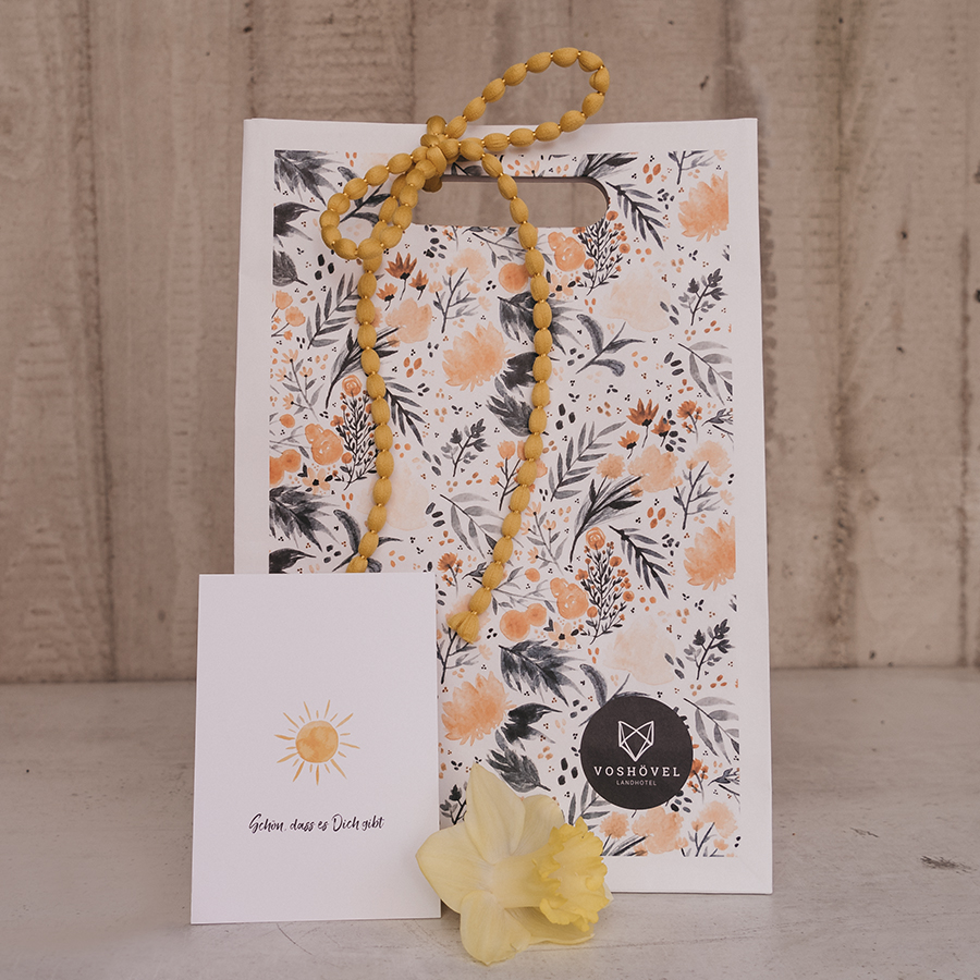 Geschenktüte mit Postkarte