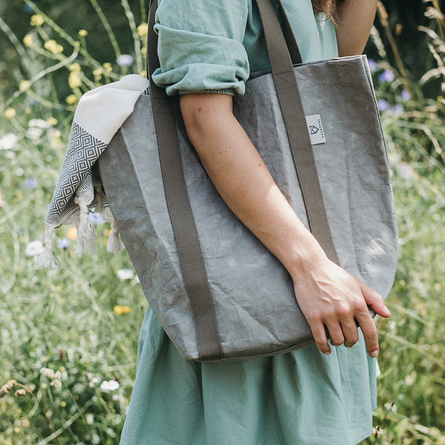 Wellness-Tasche am Arm einer Frau in der Natur