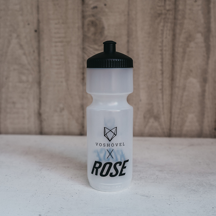 Eine Fahrradflasche mit Voshövel x Rose Logo