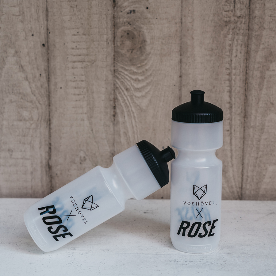 Zwei Fahrradflaschen mit Voshövel x Rose Logo