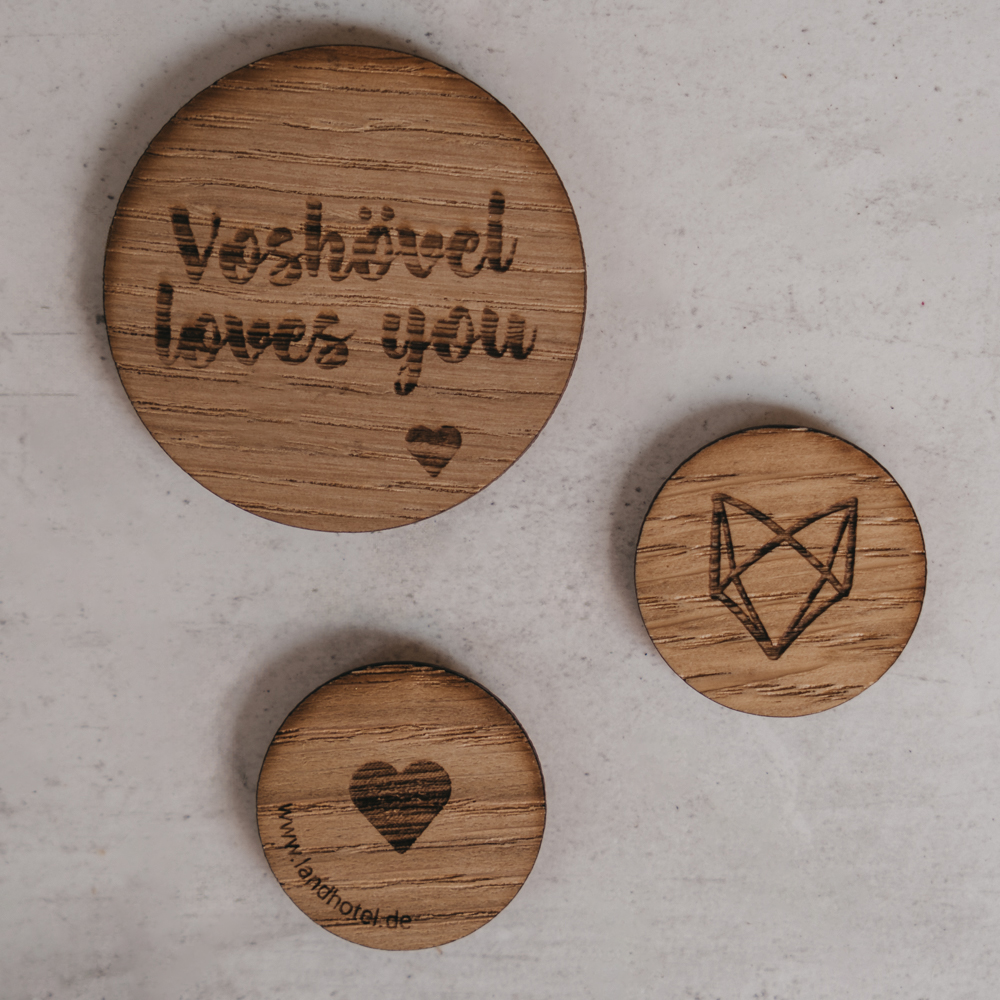 Beschriftete Holz-Magnete in drei verschiedenen Größen