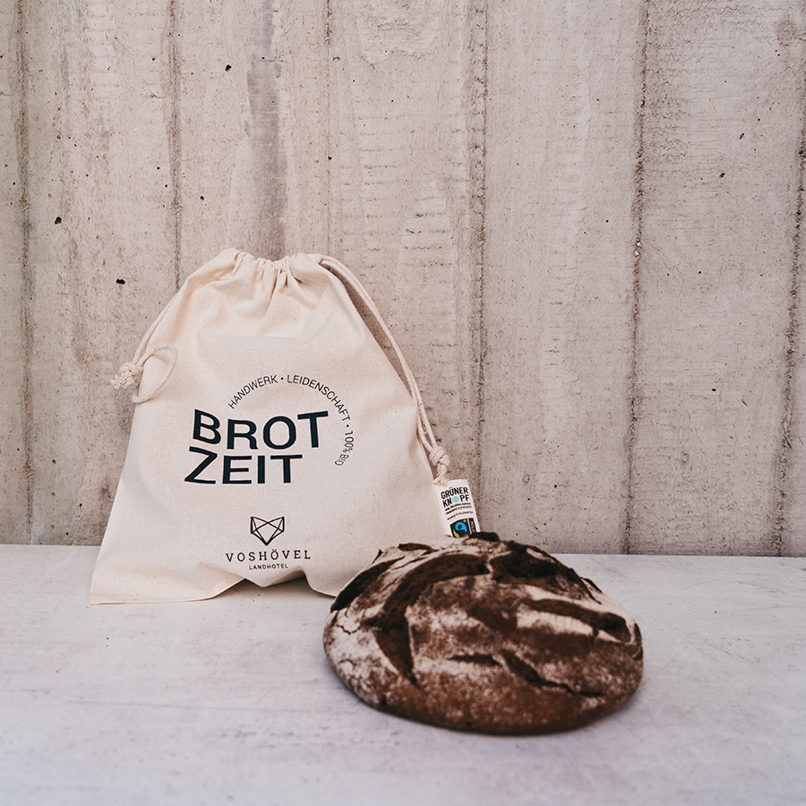 Brot neben einem bedruckter Brotbeutel aus Stoff