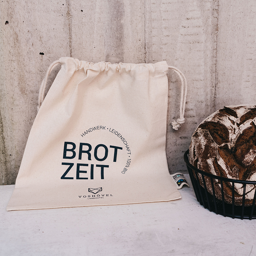 Brot neben einem bedruckter Brotbeutel aus Stoff