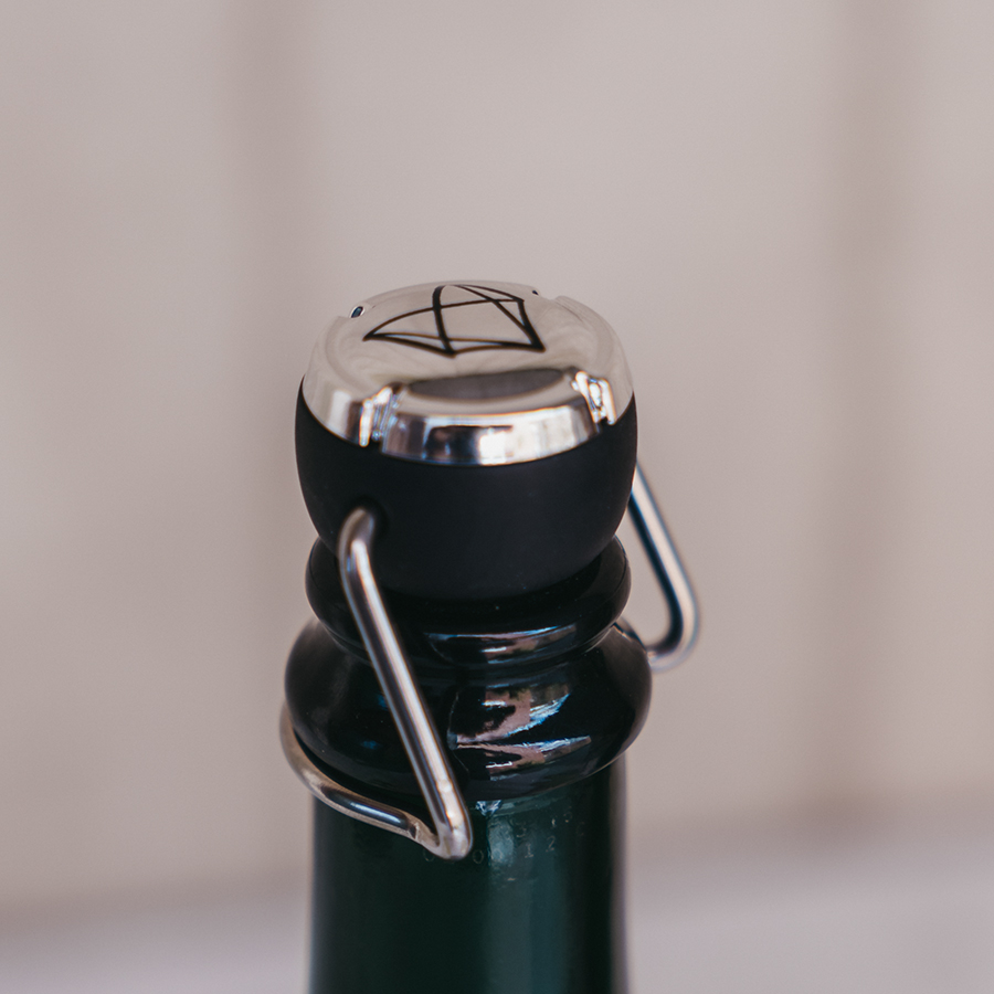 Voshövel Flaschenverschluss in Schwarz/Silber auf einer Flasche